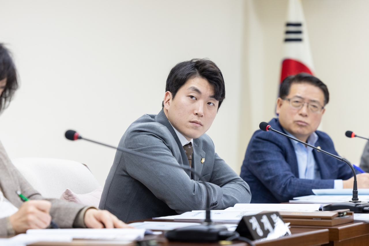 헌정사상 처음으로 의정 활동과 동시에 군 대체복무를 이행하고 있는 김민석 강서구의회 의원. 강서구의회 홈페이지 갈무리