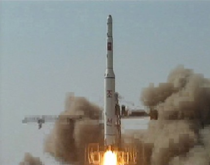 North Korea fired a long-range rocket early Friday, April 13, 2012, South Korean defense officials said, defying international warnings against a launch widely seen as a provocation. (Yonhap)