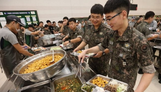 장병들의 급식 장면.[연합]