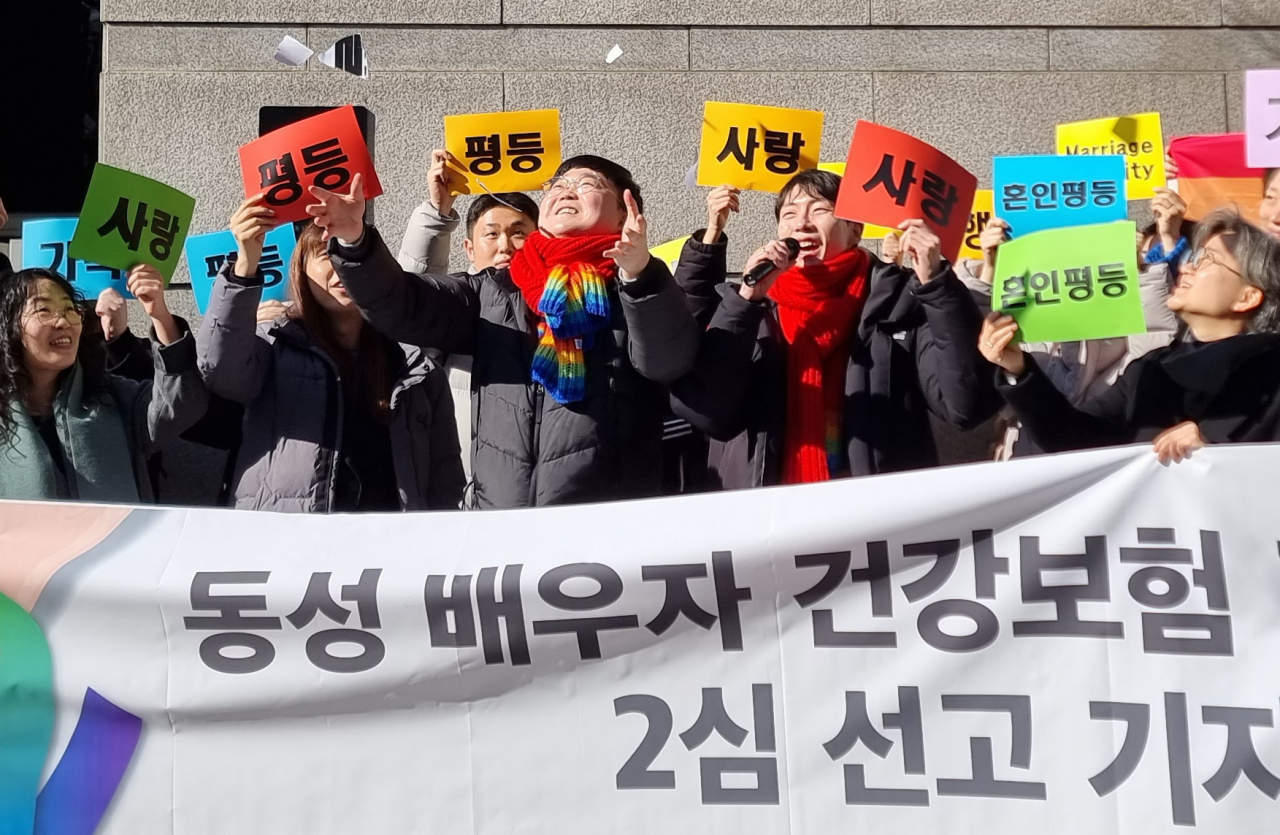 지난달 21일 서울 서초구 서울법원종합청사 앞에서 동성부부 피부양자 자격 인정 소송 항소심에서 승소한 소성욱·김용민 씨 부부가 기자회견을 하고 있다. [연합]