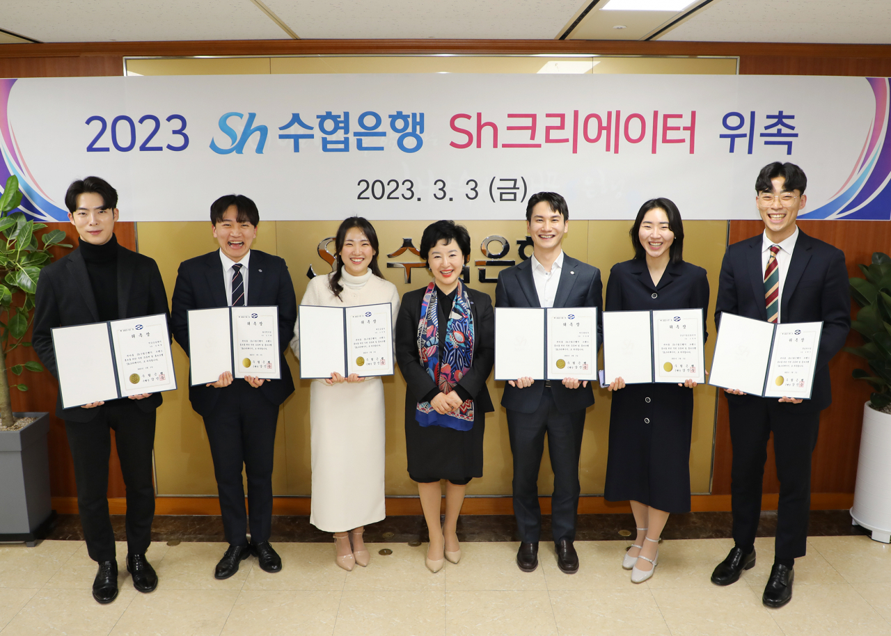 Sh수협은행은 지난 3일 ‘Sh크리에이터’ 3기를 선발했다. 강신숙 수협은행 은행장(가운데)이 Sh크리에이터로 선발된 행원들에게 위촉장을 수여하고 기념촬영을 하고 있다. [사진=Sh수협은행]