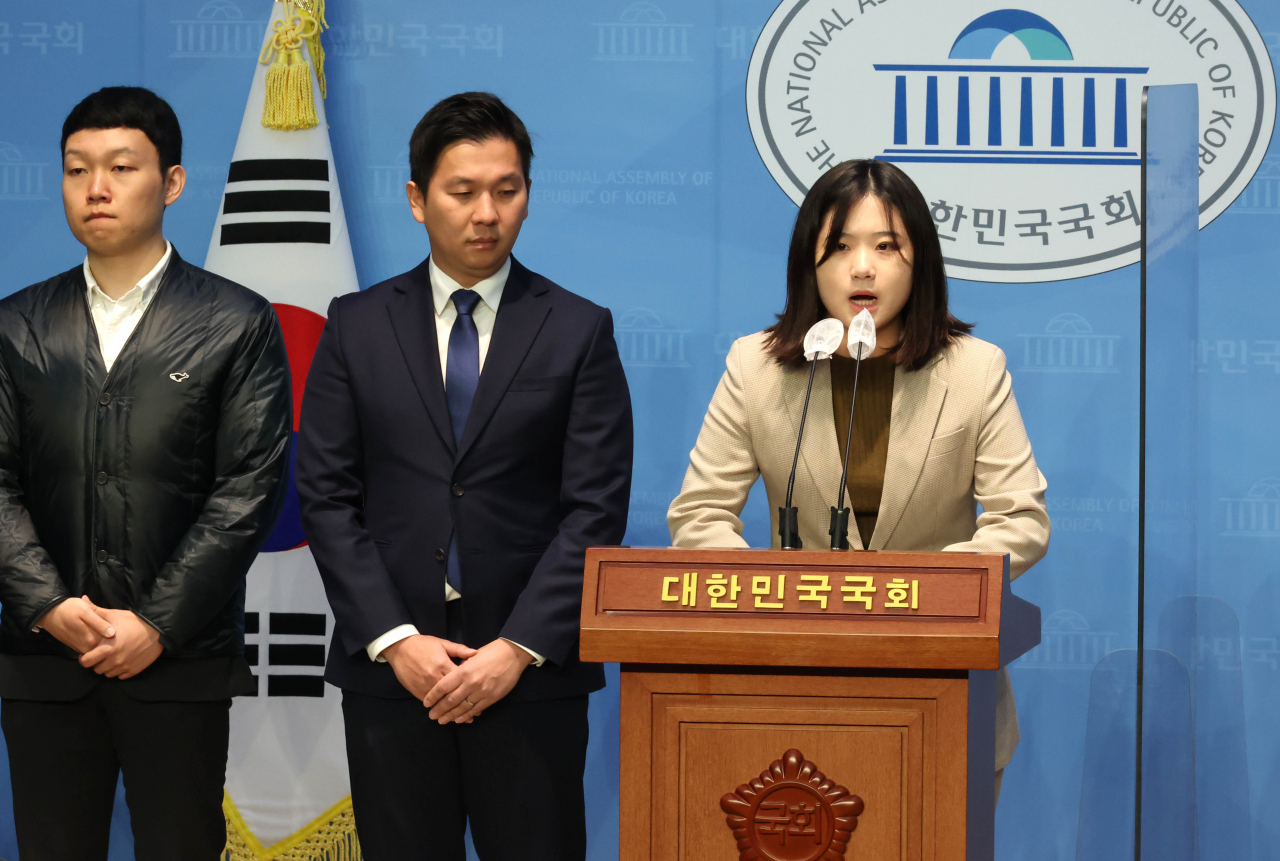 박지현 전 더불어민주당 비상대책위원장과 청년 당원들이 6일 국회 소통관에서 민주당이 나아가야 할 길이란 주제로 기자회견을 하고 있다. [연합]