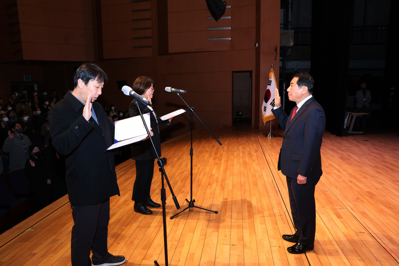 지난 3일 경남 양산시청에서 열린 청렴실천 결의대회에서 나동연 양산시장(오른쪽)과 양산시 공무원이 청렴실천 결의문을 낭독하고 선서하고 있다. [사진=양산시]