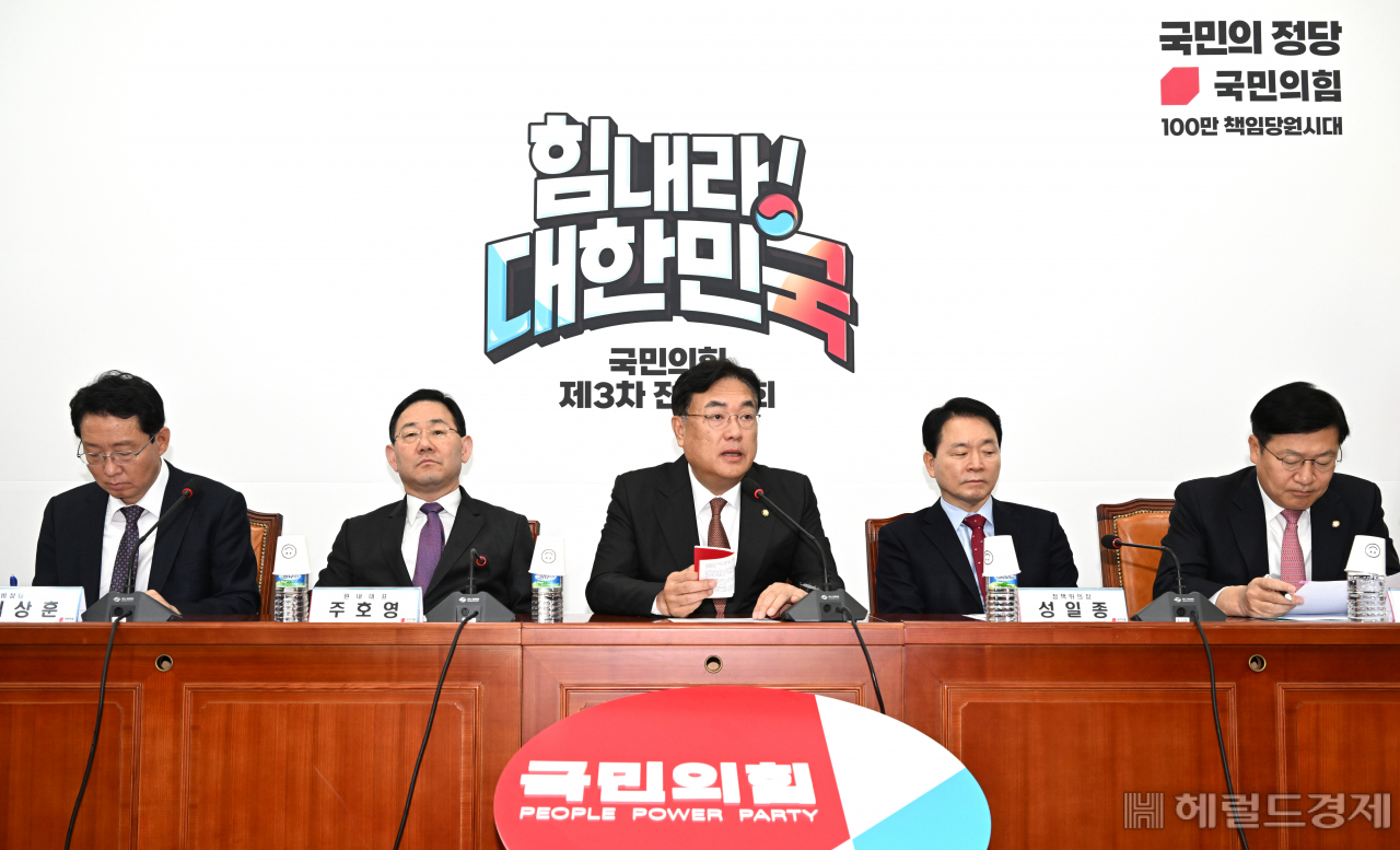 정진석(가운데) 국민의힘 비대위원장이 6일 서울 영등포구 여의도 국회에서 열린 비상대책위원회의에 참석해 발언하고 있다. 임세준 기자