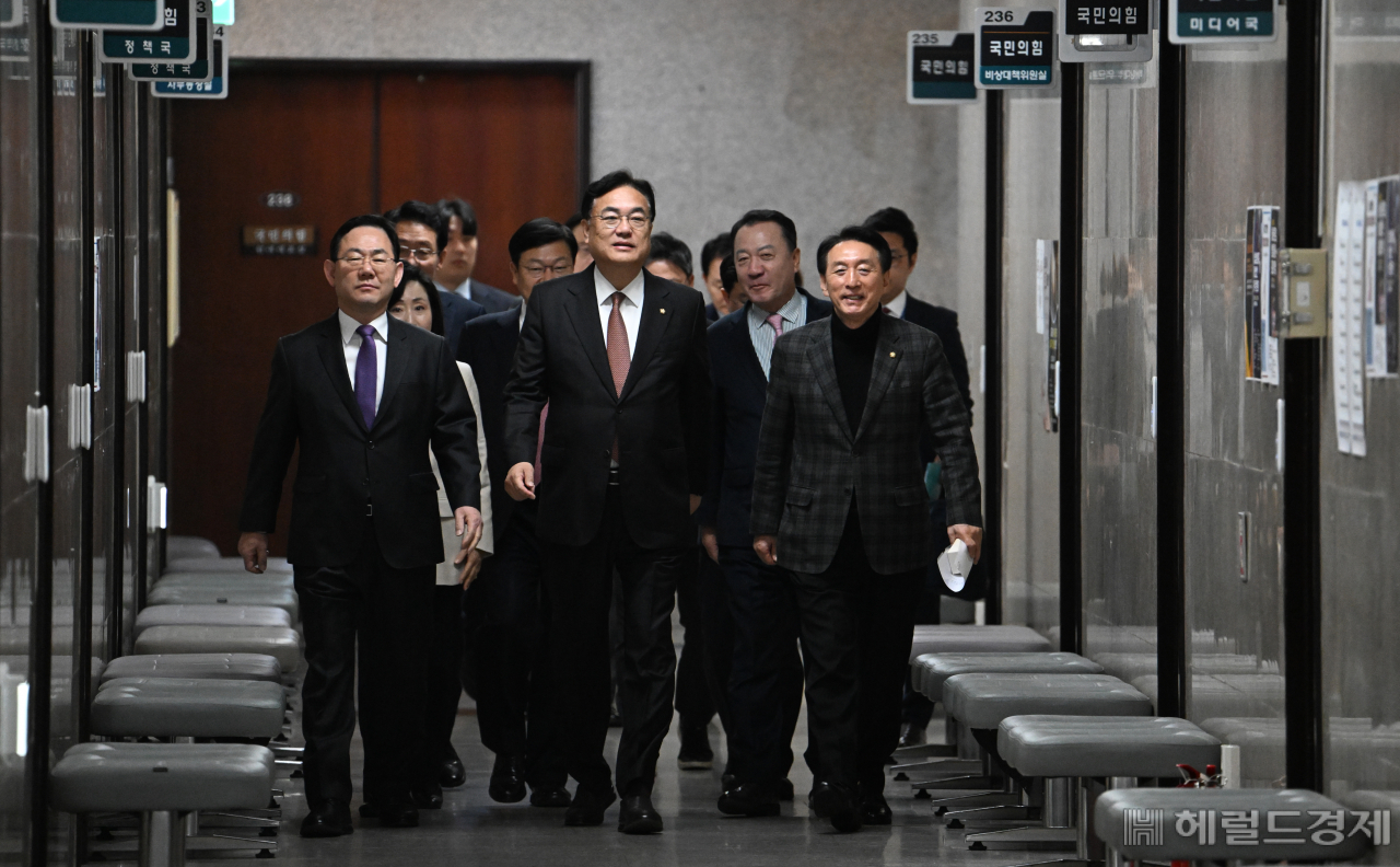 정진석(가운데) 국민의힘 비대위원장을 비롯한 비대위원들이 6일 서울 영등포구 여의도 국회에서 열린 비상대책위원회의에 참석하기 위해 들어서고 있다. 임세준 기자