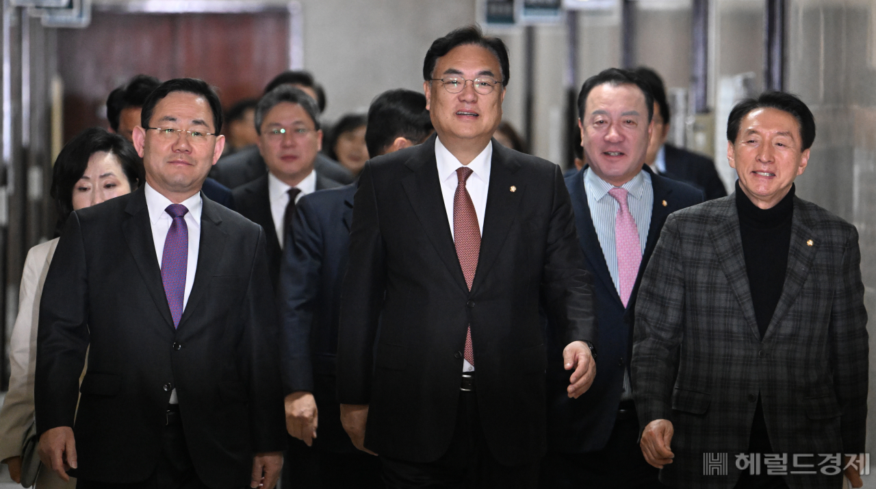 정진석(가운데) 국민의힘 비대위원장을 비롯한 비대위원들이 6일 서울 영등포구 여의도 국회에서 열린 비상대책위원회의에 참석하기 위해 들어서고 있다. 임세준 기자
