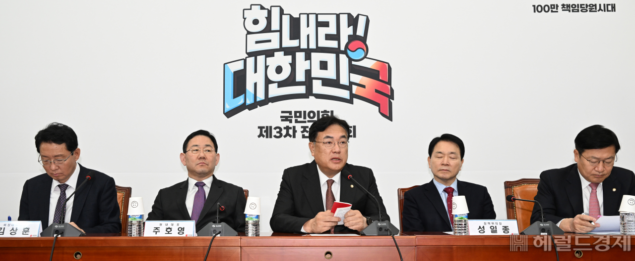 정진석(가운데) 국민의힘 비대위원장이 6일 서울 영등포구 여의도 국회에서 열린 비상대책위원회의에 참석해 발언하고 있다. 임세준 기자