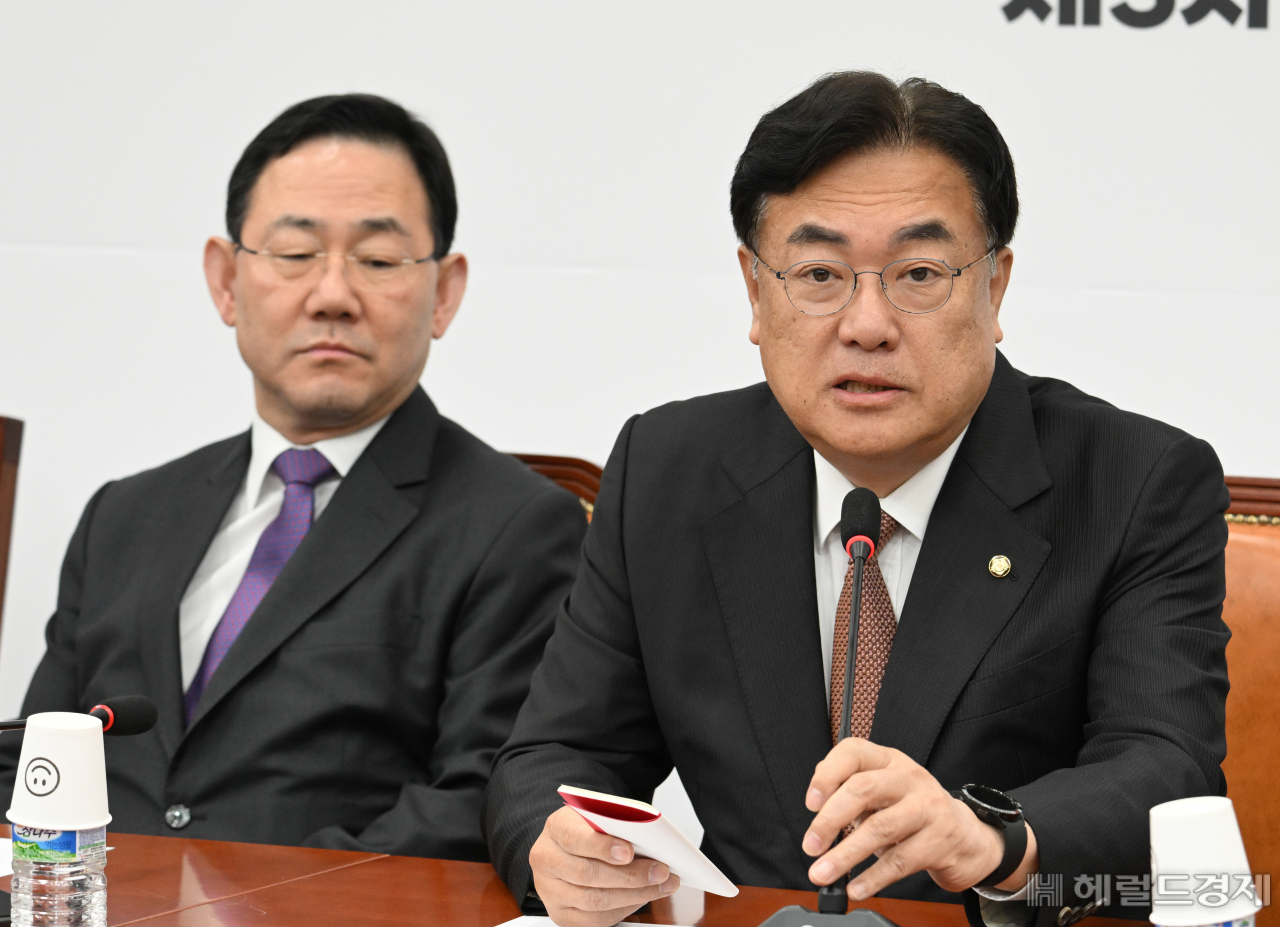 정진석(오른쪽) 국민의힘 비대위원장이 6일 서울 영등포구 여의도 국회에서 열린 비상대책위원회의에 참석해 발언하고 있다. 임세준 기자