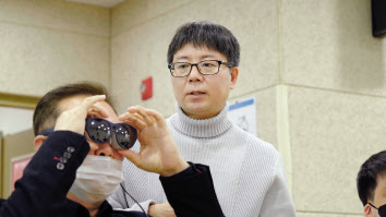 삼성전자가 지난 2월 28일 경기도시각장애인복지관에 저시력 시각장애인을 위한 시각 보조 솔루션 ‘릴루미노’ 30여대를 무상 시범 보급했다. 경기도시각장애인복지관의 시각장애인(좌측)이 릴루미노를 체험하고 있는 모습. [삼성전자 제공]