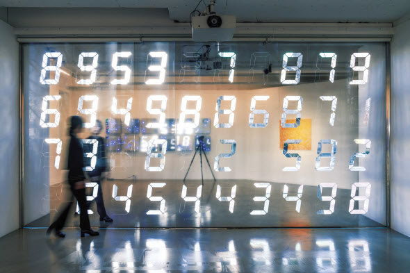 미야지마 타츠오, 체인징 렌드스케이프/체인징 룸, 2023, silver half mirror film on glass window, 289x556cm [갤러리바톤 제공]