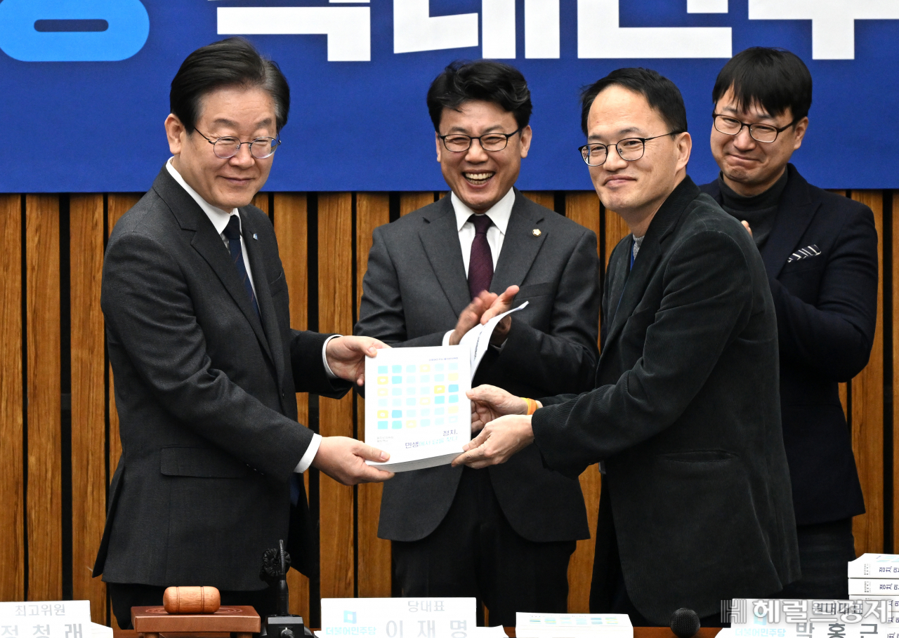 더불어민주당 을지로위원회 백서전달식이 6일 서울 영등포구 여의도 국회에서 열린 가운데 이재명(왼쪽) 대표가 박주민 의원으로 부터 백서를 전달받고 있다. 임세준 기자