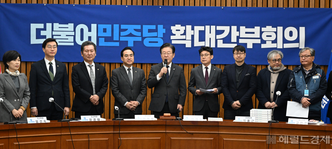 더불어민주당 을지로위원회 백서전달식이 6일 서울 영등포구 여의도 국회에서 열리고 있다. 임세준 기자