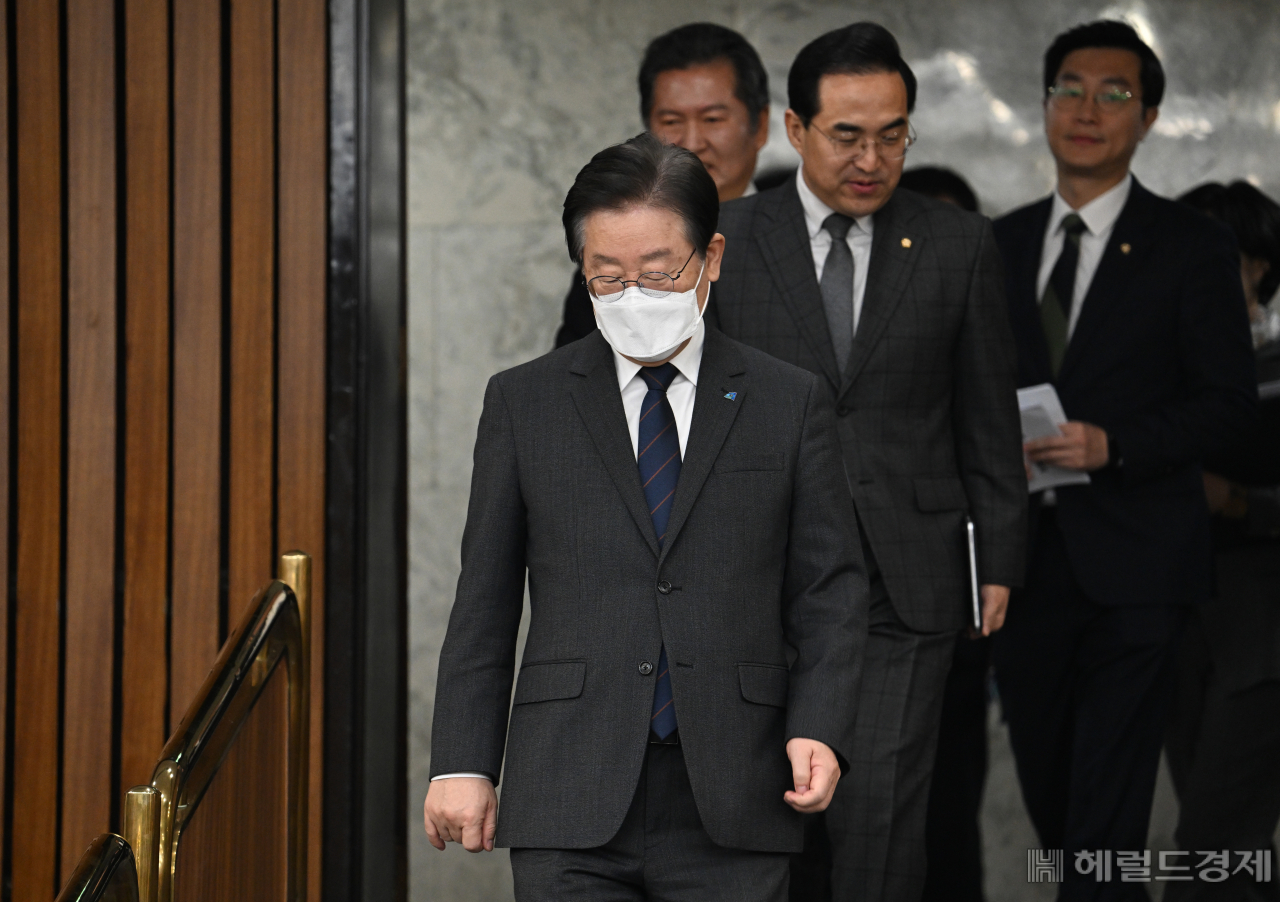 더불어민주당 확대간부회의가 6일 서울 영등포구 여의도 국회에서 열려 이재명 대표가 무거운 표정으로 회의장으로 들어서고 있다. 임세준 기자
