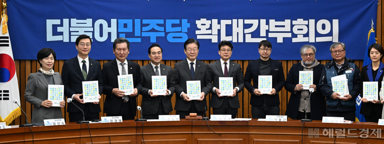 더불어민주당 을지로위원회 백서전달식이 6일 서울 영등포구 여의도 국회에서 열린 가운데 참석자들이 백서를 들고 기념사진을 촬영하고 있다. 임세준 기자