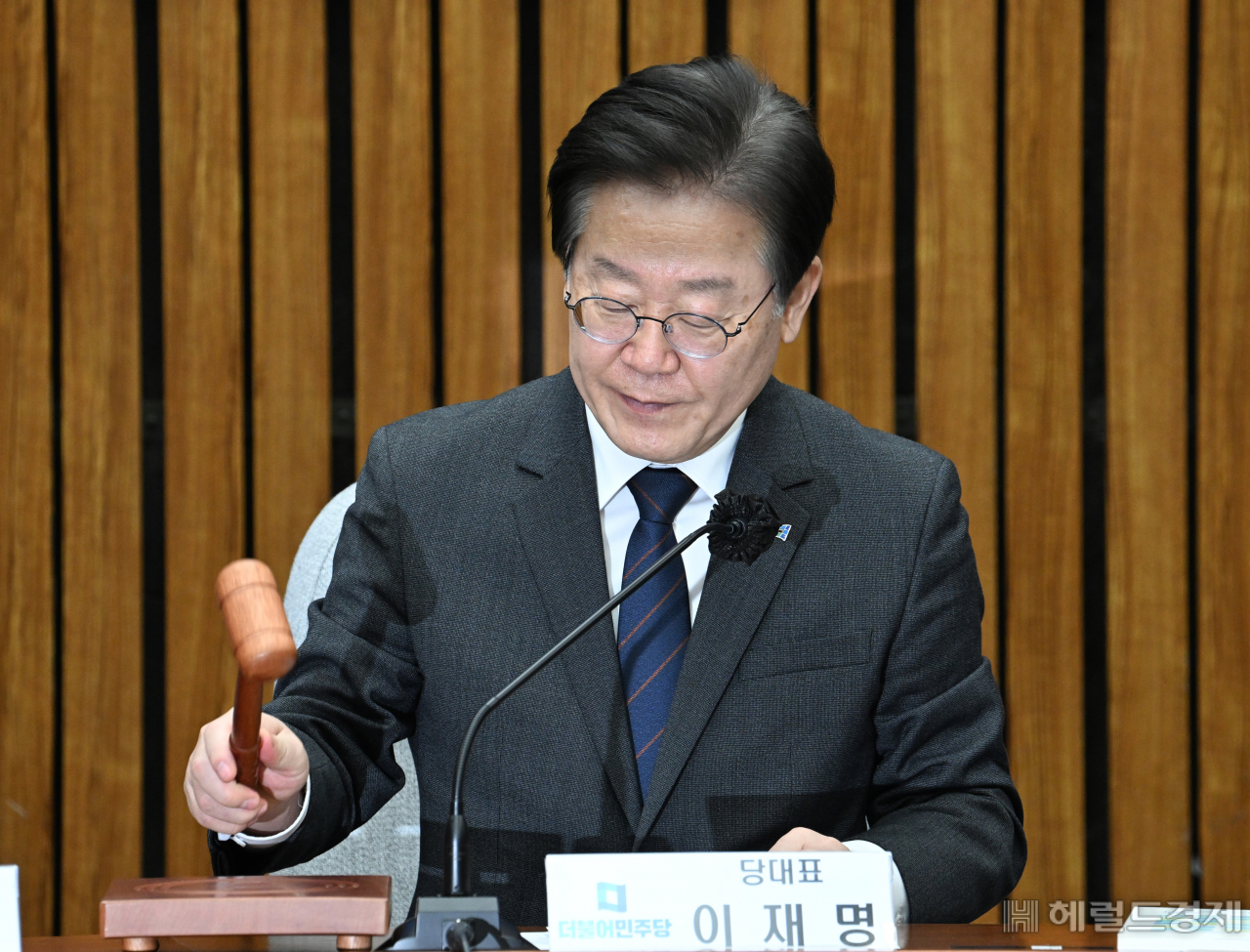 더불어민주당 확대간부회의가 6일 서울 영등포구 여의도 국회에서 열려 이재명 대표가 의사봉을 두드리고 있다. 임세준 기자