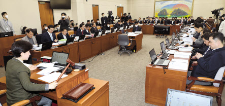지난 20일 오전 서울 여의도 국회에서 열린 정무위원회 전체회의 모습. [연합]