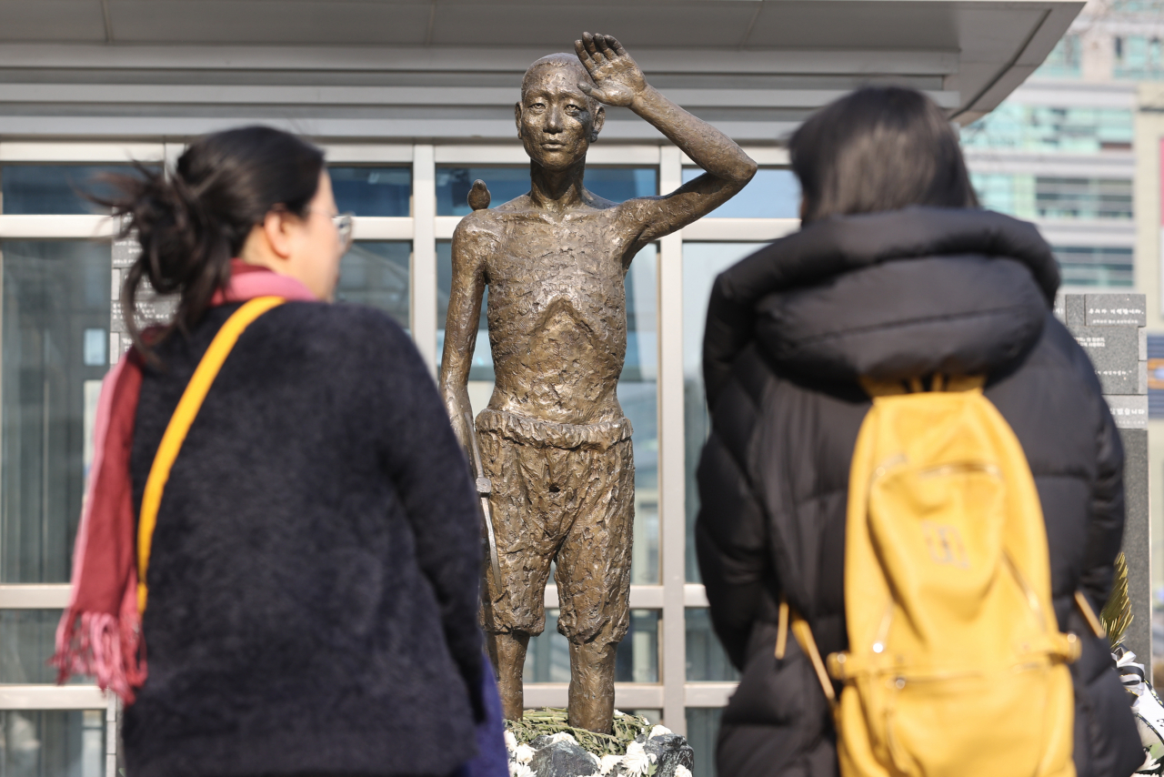 지난 5일 오후 시민들이 서울 용산역광장에 세워진 강제징용 노동자상을 바라보며 대화하고 있다. [연합]