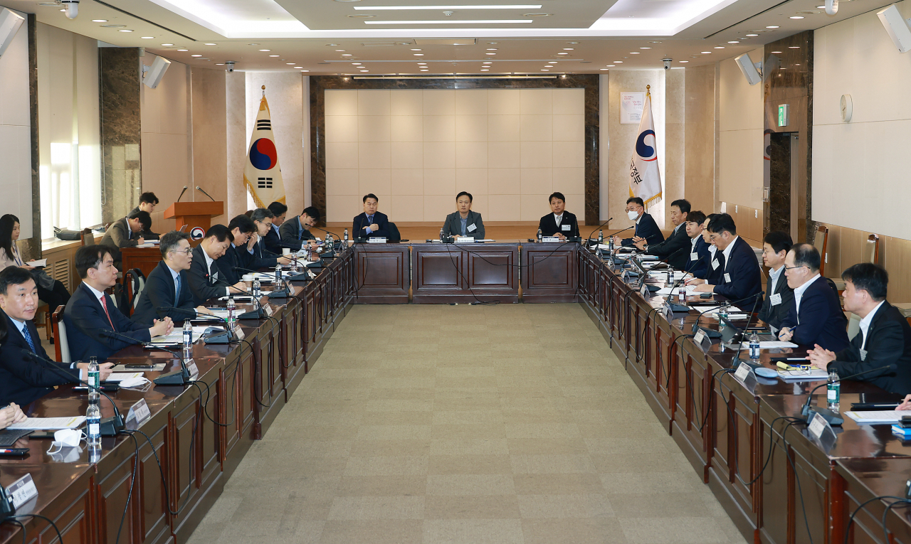 6일 오전 서울 종로구 정부서울청사에서 회사채·단기금융시장 및 부동산 PF 리스크 점검회의가 진행되고 있다. [금융위원회 제공]