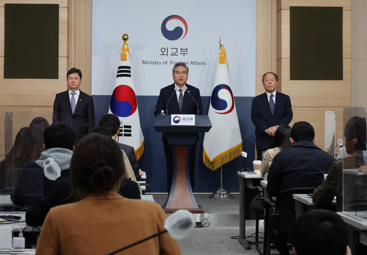 박진 외교부 장관이 6일 서울 도렴동 외교부 청사에서 2018년 대법원의 배상 확정판결을 받은 국내 강제징용 피해자들에게 행정안전부 산하 일제강제동원피해자지원재단(이하 재단)이 조성한 재원으로 판결금을 대신 변제하는 방안을 발표하고 있다. [연합]