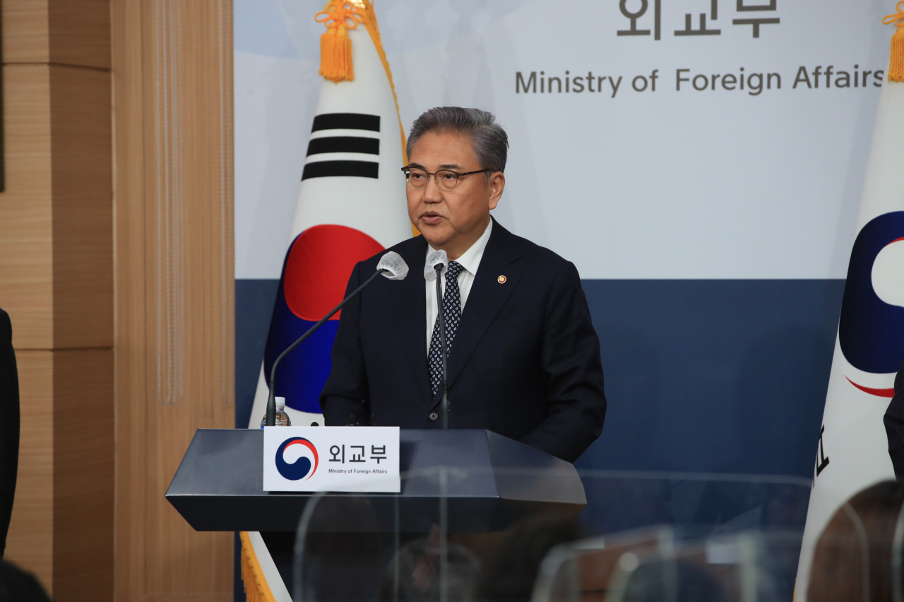 박진 외교부 장관이 6일 서울 종로구 외교부 청사에서 2018년 대법원의 배상 확정판결을 받은 국내 강제징용 피해자들에게 행정안전부 산하 일제강제동원피해자지원재단(이하 재단)이 조성한 재원으로 판결금을 대신 변제하는 방안을 발표하고 있다. [연합]