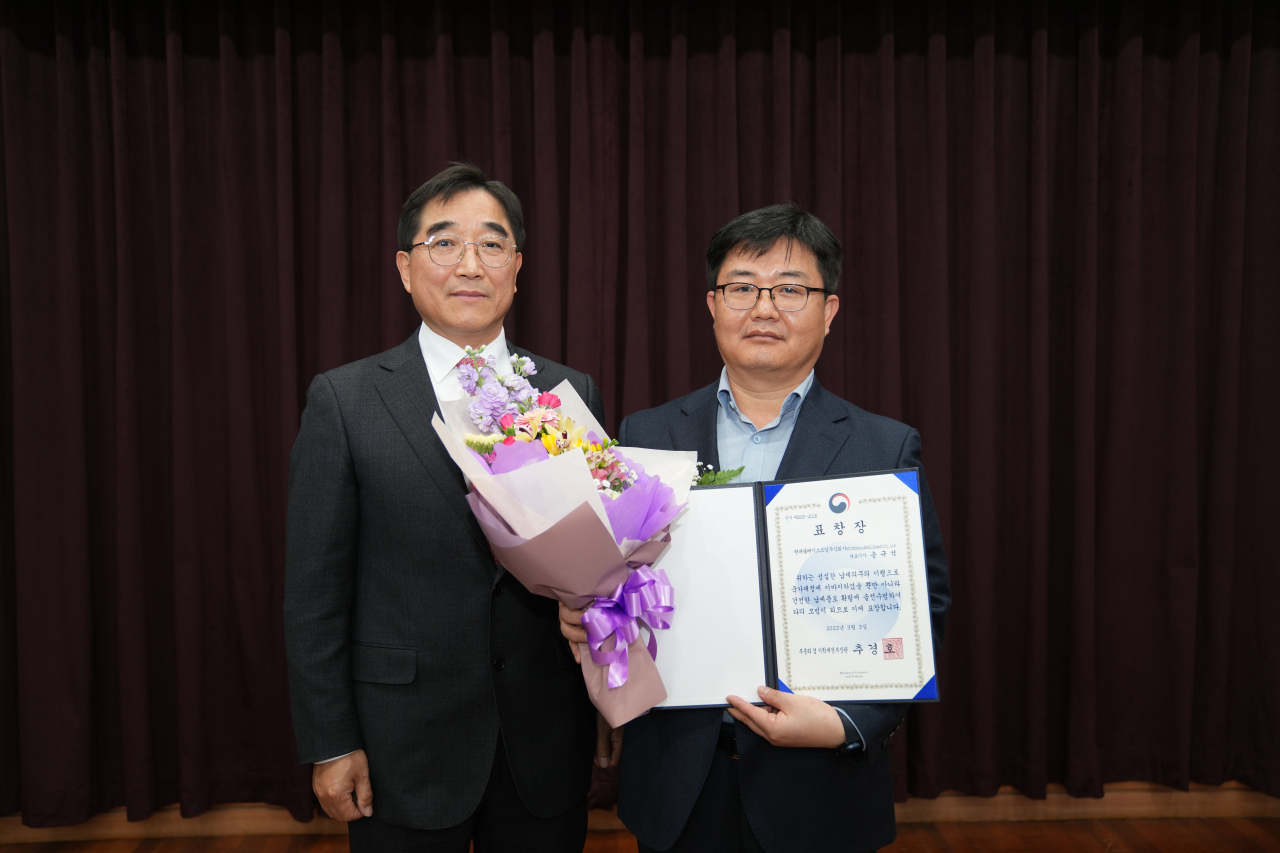 송규석(오른쪽) 현대쉘베이스오일 대표가 제57회 납세자의 날 기념행사에서 기획재정부장관 표창을 받은 뒤 기념촬영을 하고 있다. [현대오일뱅크 제공]