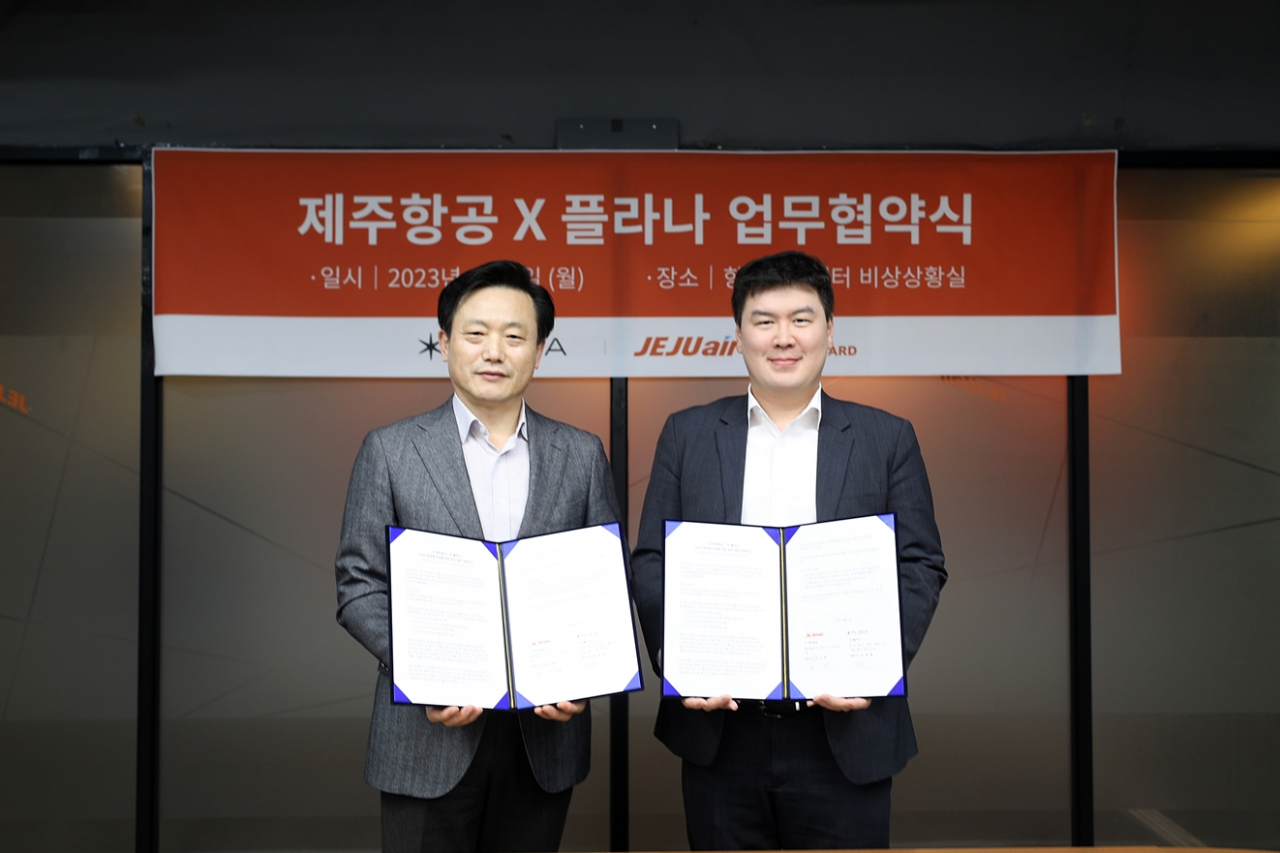 김이배(왼쪽) 제주항공 대표이사와 김재형 플라나 대표이사가 6일 서울 강서구에 있는 제주항공 서울지사에서 업무 협약을 체결하고 기념사진을 촬영하고 있다. [제주항공 제공]