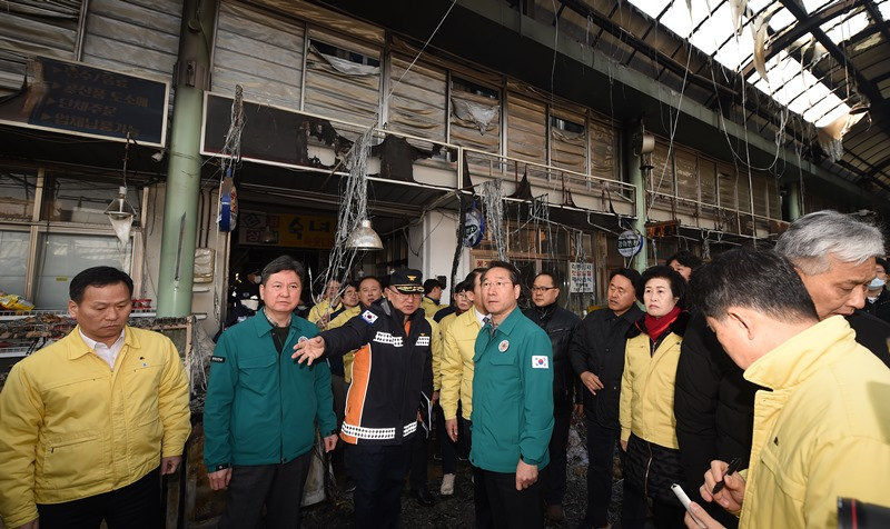 지난 5일 인천시 동구 송림동 현대시장 화재현장을 점검하고 있는 유정복 인천광역시장과한창섭 안전행정부차관.