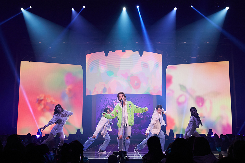 Onew of SHINee kicked off the last day of his concert, "O-New Note," with "Sunshine." (SM Entertainment)