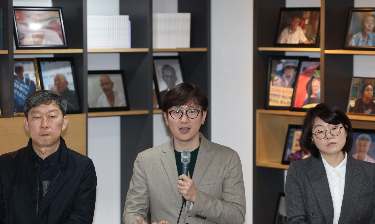 한국 정부가 일본과의 최대 외교 현안인 강제징용 피해자 배상 문제를 매듭짓기 위한 해법을 공식 발표한 6일 오후 서울 용산구 식민지역사박물관에서 피해자 대리인단, 지원단체 측이 입장 발표를 하고 있다. [연합]