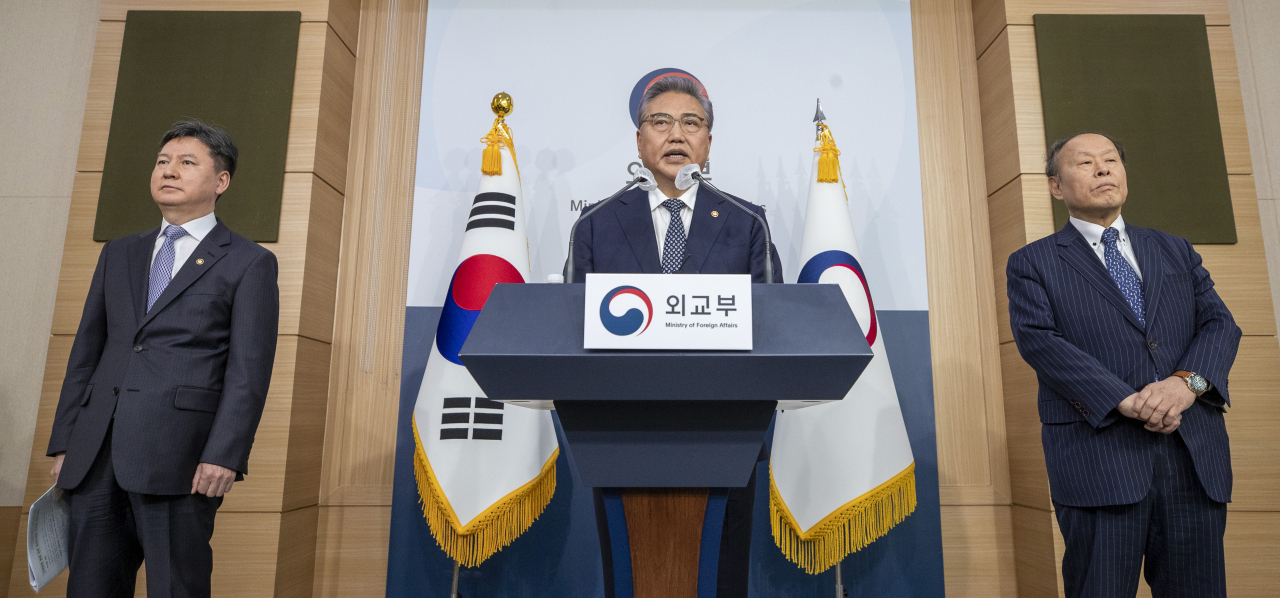 박진 외교부 장관이 6일 서울 종로구 외교부 청사에서 2018년 대법원의 배상 확정판결을 받은 국내 강제징용 피해자들에게 행정안전부 산하 일제강제동원피해자지원재단(이하 재단)이 조성한 재원으로 판결금을 대신 변제하는 방안을 발표하고 있다. [연합]
