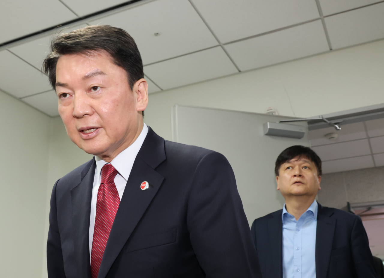 국민의힘 당대표 후보인 안철수 의원이 6일 국회 의원회관에서 대통령실의 전당대회 선거개입 관련 긴급기자회견을 하기 위해 입장하고 있다. [연합]