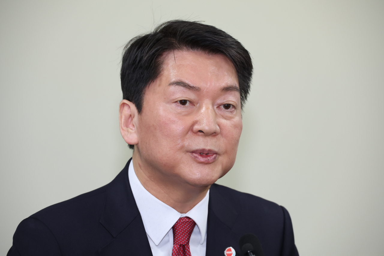국민의힘 당대표 후보인 안철수 의원이 6일 국회 의원회관에서 대통령실의 전당대회 선거개입 관련 긴급기자회견에서 취재진의 질문에 답하고 있다. [연합]
