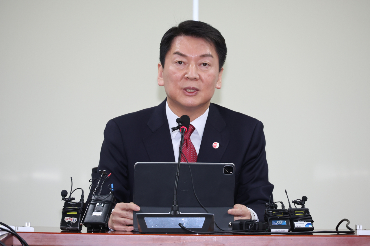 국민의힘 당대표 후보인 안철수 의원이 6일 국회 의원회관에서 대통령실의 전당대회 선거개입 관련 긴급기자회견을 하고 있다. [연합]