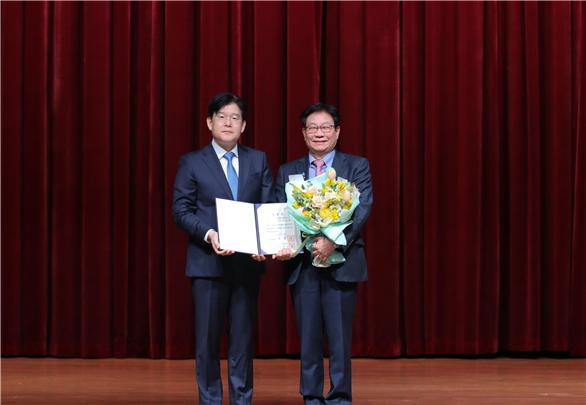 에이치시티는 허봉재 대표(오른쪽)가 제57회 납세자의 날 모범납세자로 선정돼 국무총리상을 수상했다고 밝혔다. 허 대표가 김진현 중부지방국세청장과 기념사진을 촬영하고 있다. [에이치시티 제공]