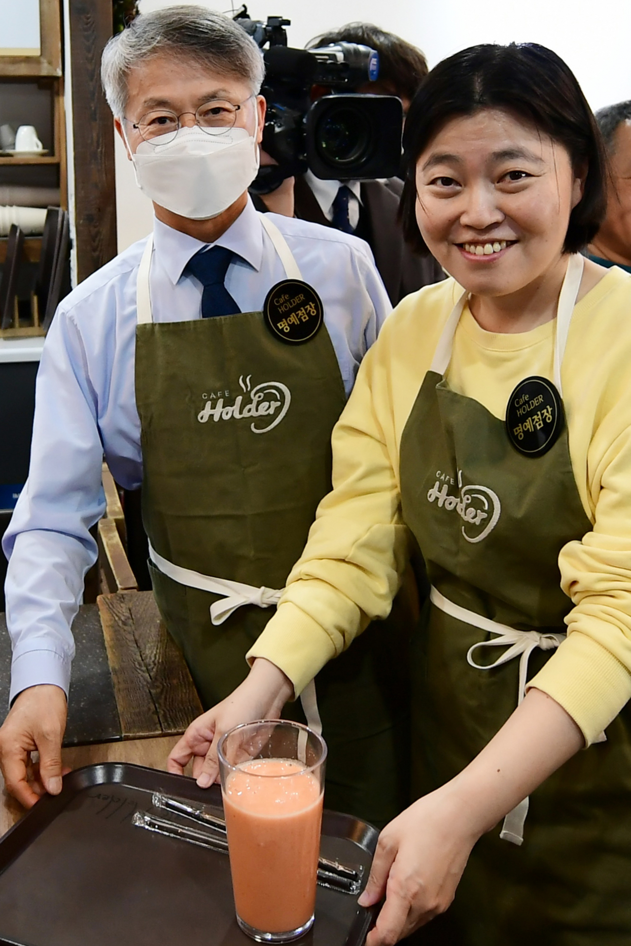 임은정 대구지검 중요경제범죄조사단 부장검사(오른쪽)가 6일 광주에서 열린 '카페홀더' 개점 10주년 행사를 찾아 무소속 민형배 의원과 기념 촬영하고 있다. 카페홀더는 소설과 영화 '도가니'로 알려진 광주 인화학교 성폭력 사건의 피해자 자립 지원을 위해 설립됐다. 연합뉴스