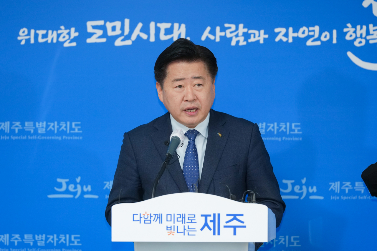 Jeju Governor Oh Young-hun held a press conference at the Jeju Provincial Office, Monday, and expressed his deep regret to the Ministry of Environment, saying, "The important decision was made unilaterally without any information or consultation." (Yonhap)