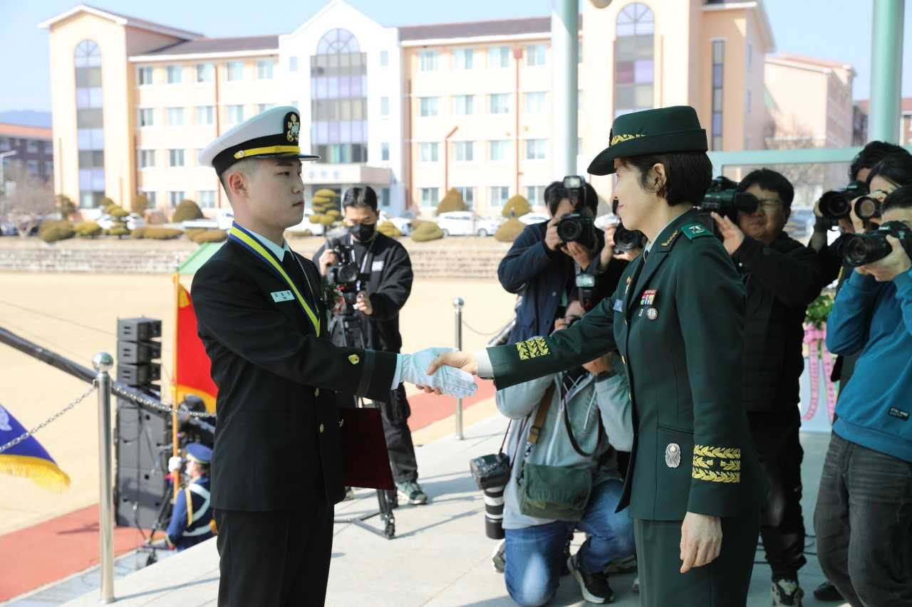 국군간호사관학교 제63기 졸업 및 임관식 행사에서 대통령상을 수상한 김창하 해군 소위가 국군간호사관학교장(준장 강점숙)으로부터 학위증을 수여받은 후 악수를 하고 있다. [국방부 제공]