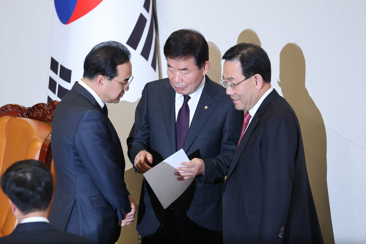 지난달 27일 오후 국회에서 열린 본회의에서 김진표 국회의장(가운데), 주호영 국민의힘 원내대표(오른쪽), 박홍근 더불어민주당 원내대표가 이재명 더불어민주당 대표에 대한 체포동의안 무효표 논란 관련 논의를 하고 있다. [연합]