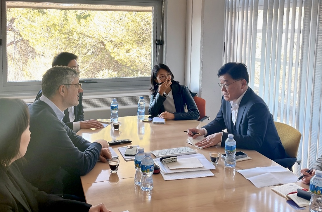 정만기 한국무역협회 부회장이 1일 스페인 바르셀로나 자치대학 인구통계 연구소를 방문해 알베르트 아스테바 팔로스 인구통계학 교수와 면담을 진행하고 있다. [무역협회 제공]