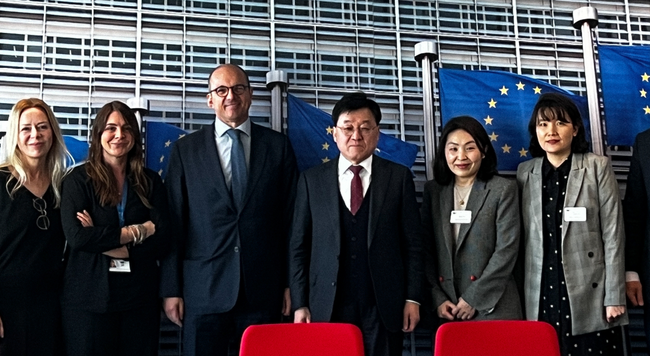 정만기 한국무역협회 부회장(왼쪽 네번째)은 2일(목) EU 집행위원회를 방문하여 콜린 씨슬루나 인구구조 정책 총괄 수석 보좌관(왼쪽 세번째)과 면담을 진행했다. [무역협회 제공]