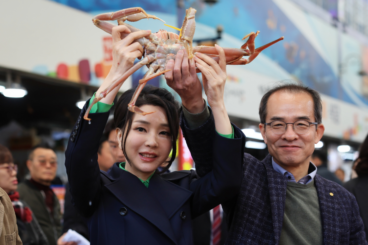 김건희 여사가 3일 경상북도 포항시 죽도시장을 방문, 대게를 살펴보고 있다. [연합]
