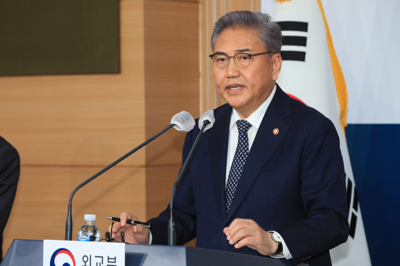 박진 외교부 장관이 6일 서울 종로구 외교부 청사에서 2018년 대법원의 배상 확정판결을 받은 국내 강제징용 피해자들에게 행정안전부 산하 일제강제동원피해자지원재단(이하 재단)이 조성한 재원으로 판결금을 대신 변제하는 방안을 발표하고 있다. [연합]