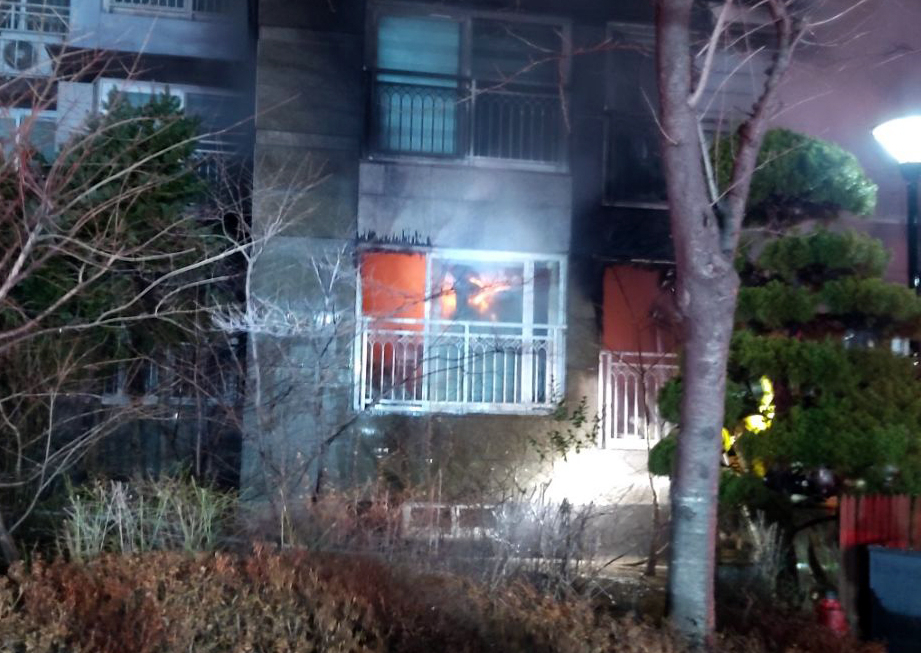 6일 오후 경기도 수원시 팔달구 화서동의 한 아파트에서 불이 나 다수 인명피해가 발생했다. 사진은 화재 현장. [연합]