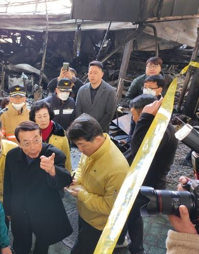 지난 5일 오전 대형 화재가 발생한 현대시장에서 허식 인천시의회 의장이 화재 현장을 들러보고 있다.