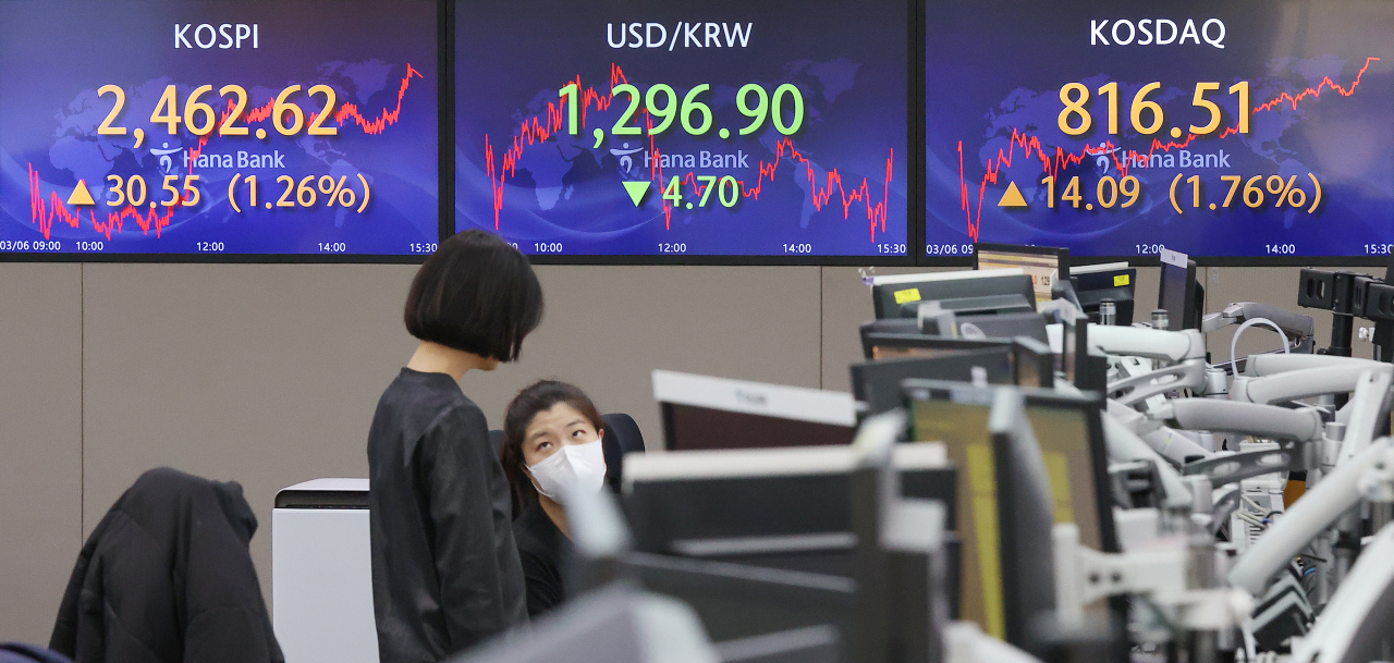 서울 중구 하나은행 본점 딜링룸에서 딜러들이 업무를 보고 있다. 연합뉴스