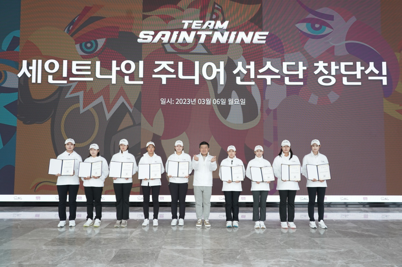 강호찬 넥센 부회장(가운데)과 9명의 세인트나인 주니어 선수들이 창단식 직후 기념 촬영한 모습.[㈜ 넥센 제공]