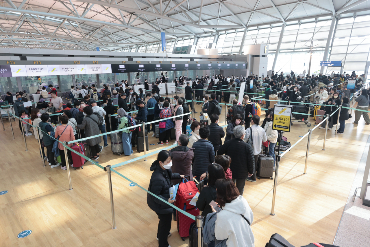 지난 1일 오전 인천국제공항 제1여객터미널 출국장이 승객들로 붐비고 있다(사진은 기사 내용과 관련 없음). [연합]