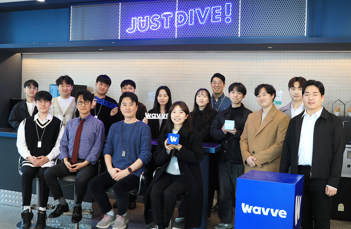 2023 웨이브 테크 인턴십 참여자들이 여의도 콘텐츠웨이브 사옥에서 기념촬영을하고 있다. [웨이브 제공]