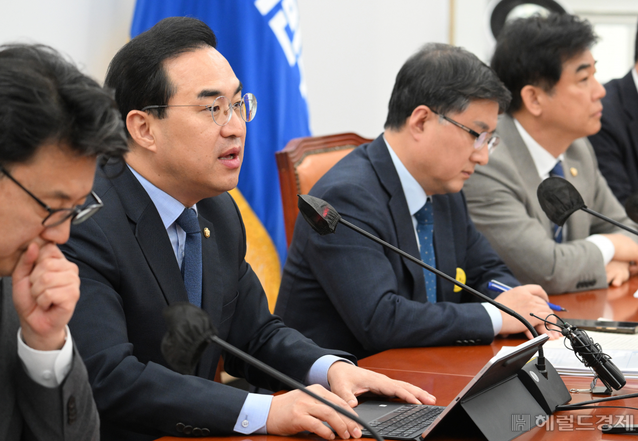 더불어민주당 원내대책회의가 7일 서울 영등포구 여의도 국회에서 열려 박홍근(왼쪽 두번째) 원내대표가 발언하고 있다. 임세준 기자