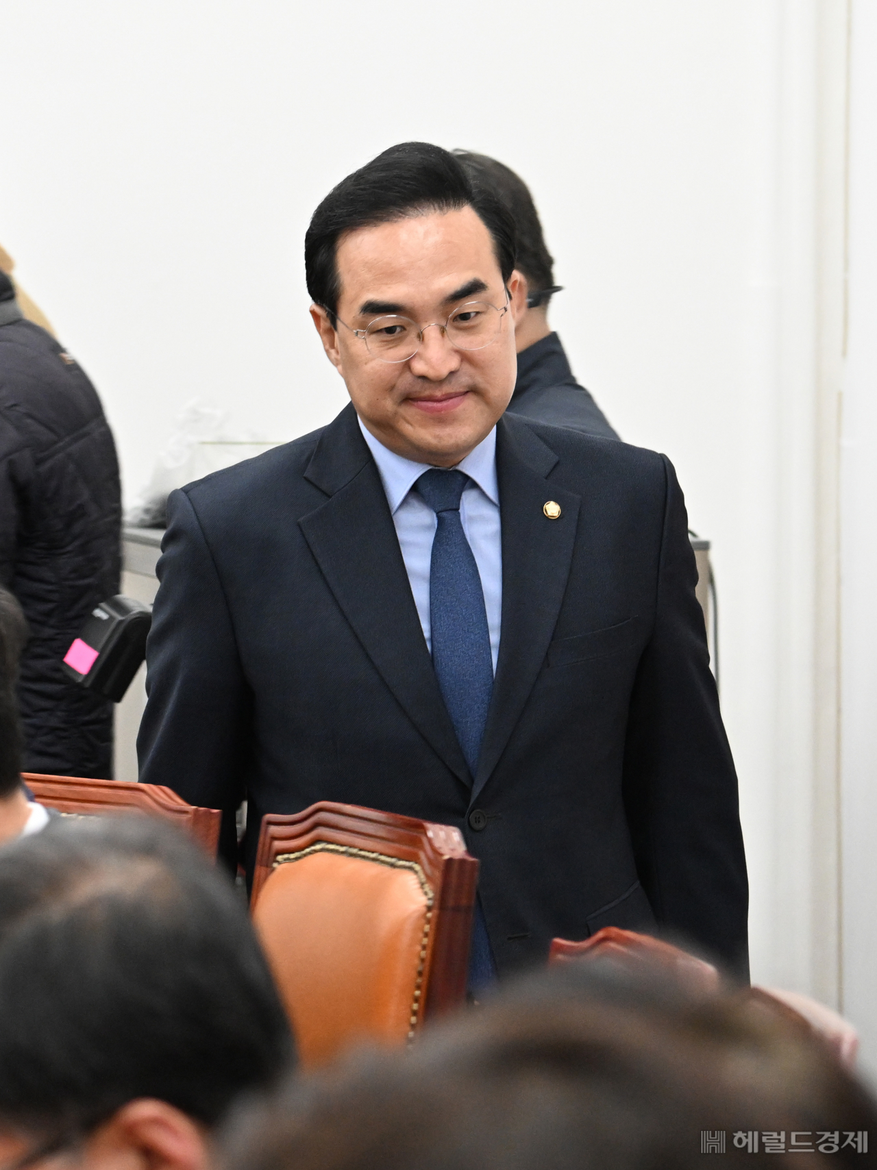 더불어민주당 원내대책회의가 7일 서울 영등포구 여의도 국회에서 열려 박홍근 원내대표가 회의장으로 들어서고 있다. 임세준 기자